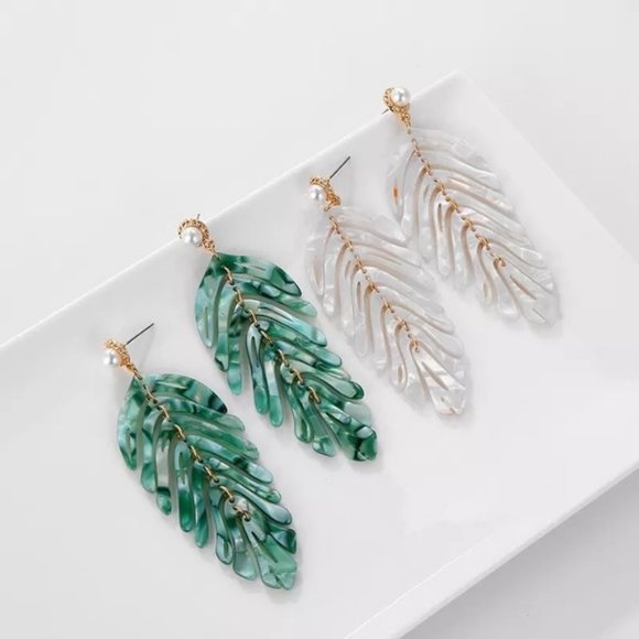 3/$30🖤 Green Acrylic Fern Leaf Pearl Earring Set - Picture 2 of 11